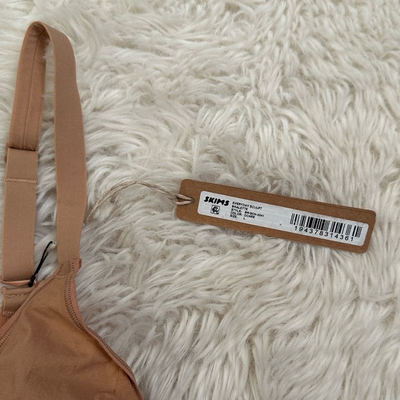 SKIMS Everyday sculpt Bralette - Picture 2 of 5